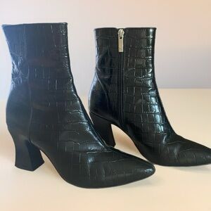 Aquatalia Claina Black Crocodile Ankle Booties